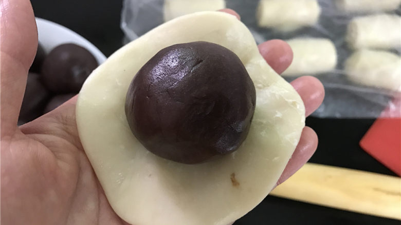 原味蛋黄酥,擀成圆面片后放入放入豆沙蛋黄馅。