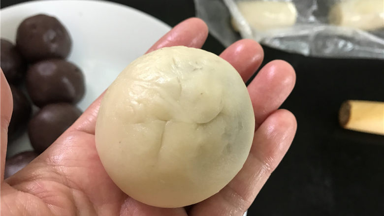 原味蛋黄酥,收口后捏紧底部。
