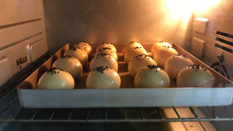 原味蛋黄酥,放入预热好的烤箱，中层，上下火，180度，25-30分钟左右。