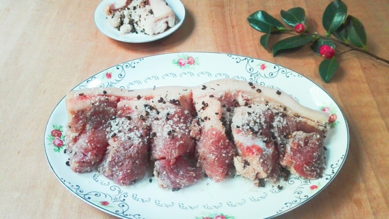 冬天里的一把火+焦(椒)香麻麻+盐炒花椒腌带皮五花肉咸肉,可以把咸肉切小块放冰箱冷冻,需要吃的时候取一块。