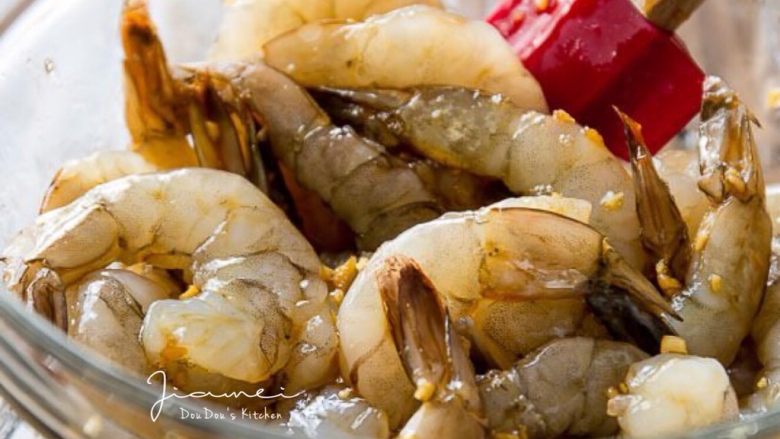 蒜蜜烧虾,锅内放油，油热后放入蒜蓉煸炒至金黄，取出蒜蓉稍晾凉后和<a style='color:red;display:inline-block;' href='/shicai/ 865'>蜂蜜</a>、酱油调和成蒜蜜汁。取一半与虾仁拌匀，腌制1小时，也可以冰箱冷藏不超过12小时