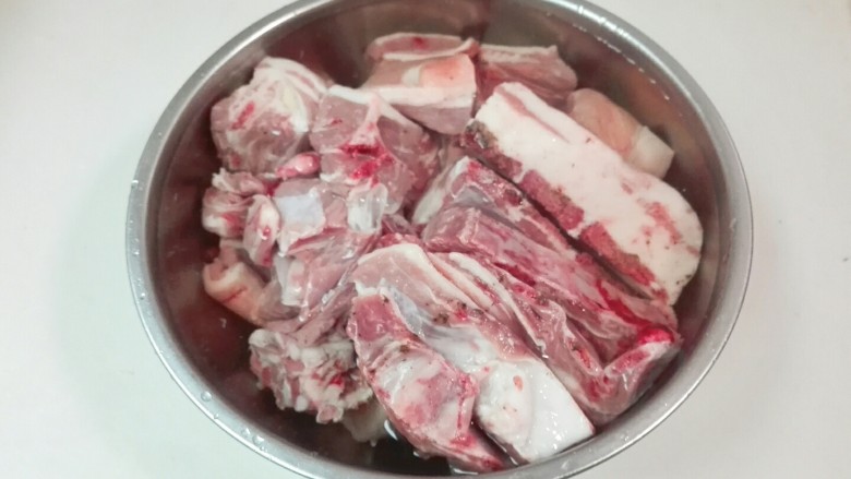 羊油飘香羊排汤姐妹篇~白萝卜粉丝羊排汤,放清水里面浸泡十五分钟,中途换两次水,去掉血水减轻膻味