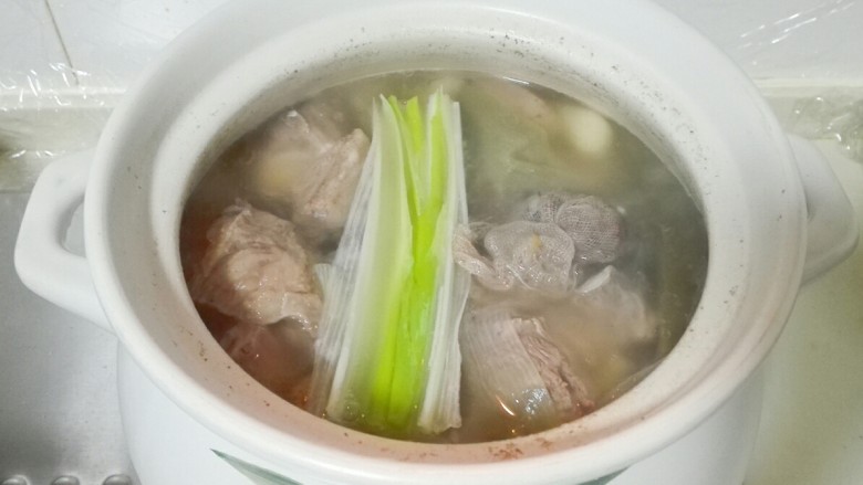 羊油飘香羊排汤姐妹篇~白萝卜粉丝羊排汤,把羊排和冷水一起放进砂锅烧开撇去浮沫,放香料包,生姜,大葱烧开小火炖两个小时
