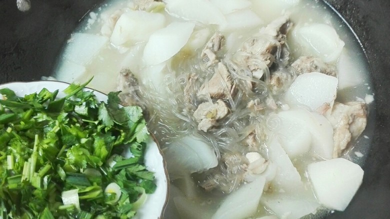 羊油飘香羊排汤姐妹篇~白萝卜粉丝羊排汤,放香菜,青蒜碎下锅