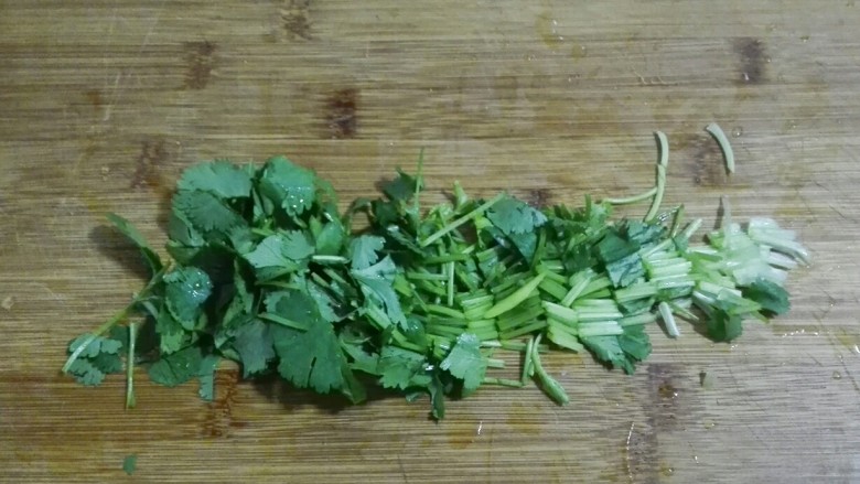 羊油飘香羊排汤姐妹篇~白萝卜粉丝羊排汤,香菜,青蒜洗净切碎