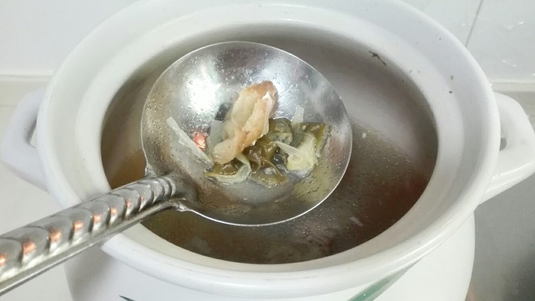 羊油飘香羊排汤姐妹篇~白萝卜粉丝羊排汤,两个小时到了,捞出砂锅里面的香料包,大葱丢掉