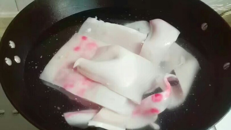 冰清玉洁~养颜润肤枸杞猪皮冻,猪皮和冷水一起放进锅里烧开,撇去浮沫,转小火煮十五分钟