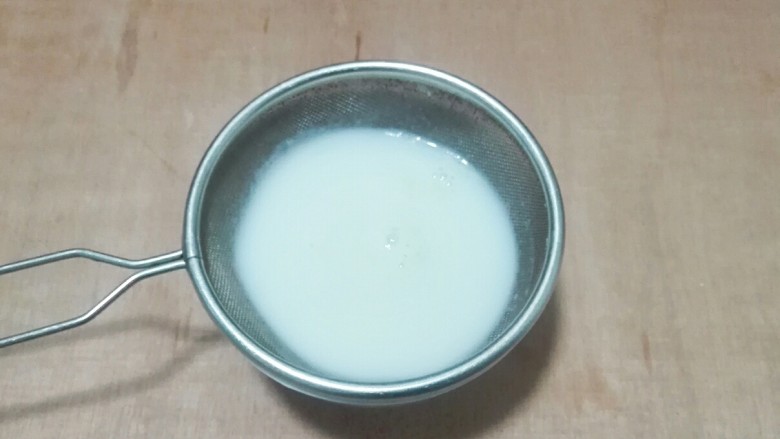 冰清玉洁~养颜润肤枸杞猪皮冻,把肉皮糊倒进滤网过滤一下,口感更嫩滑