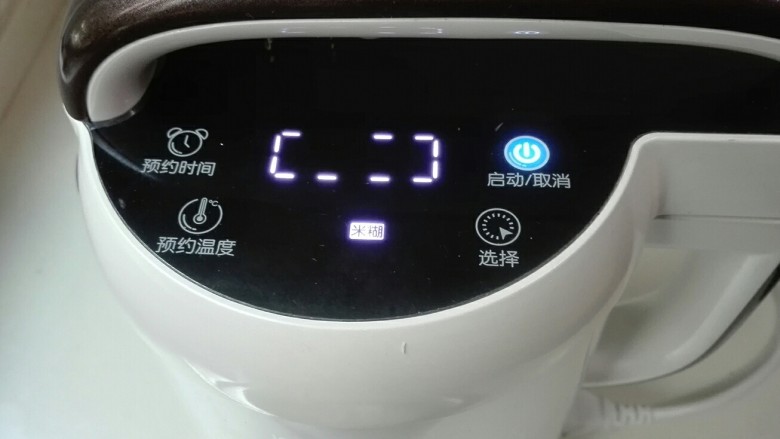 冰清玉洁~养颜润肤枸杞猪皮冻,选择米糊键,启动开关,豆浆机开始工作,做好肉皮糊