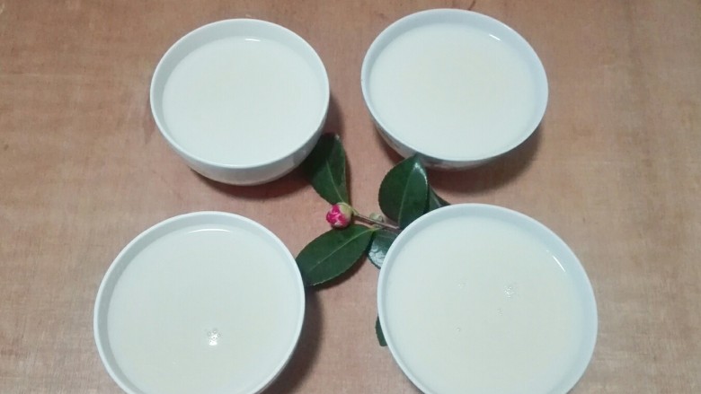 冰清玉洁~养颜润肤枸杞猪皮冻,看看做了四碗,凉透放冰箱冷藏两个小时以上