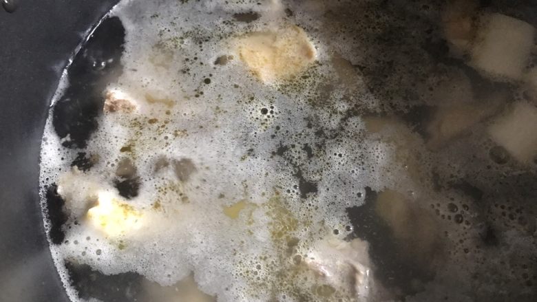 钵钵鸡,鸡骨头重新放到刚才焯鸡块的水中,炖汤,我用电压力锅,约15分钟就可以了