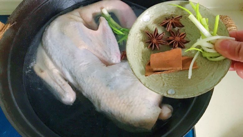 绝味蜜酱卤鸭,把葱打成结,和<a style='color:red;display:inline-block;' href='/shicai/ 710'>桂皮</a>八角一切放入锅中
