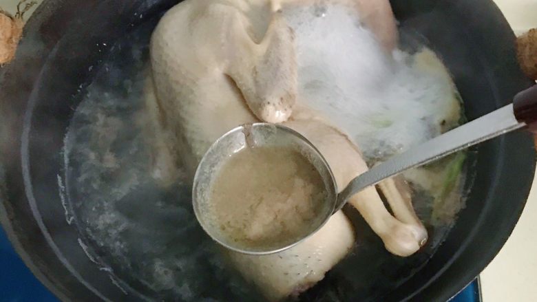 绝味蜜酱卤鸭,大火烧开,用勺子撇去上面的浮沫
