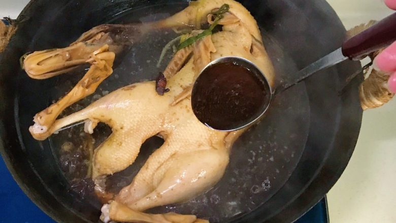 绝味蜜酱卤鸭,中途开盖,看看鸭子的生熟程度和水位的多少,并需要经常翻面,以免粘锅