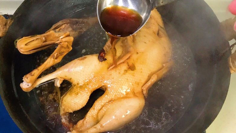 绝味蜜酱卤鸭,煮得差不多了,把汤汁不停地淋在鸭子身上