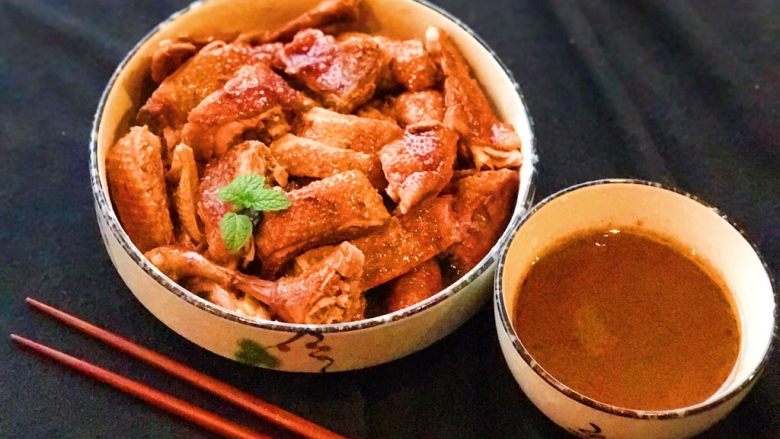 绝味蜜酱卤鸭,切开装盘,美美地享用吧……