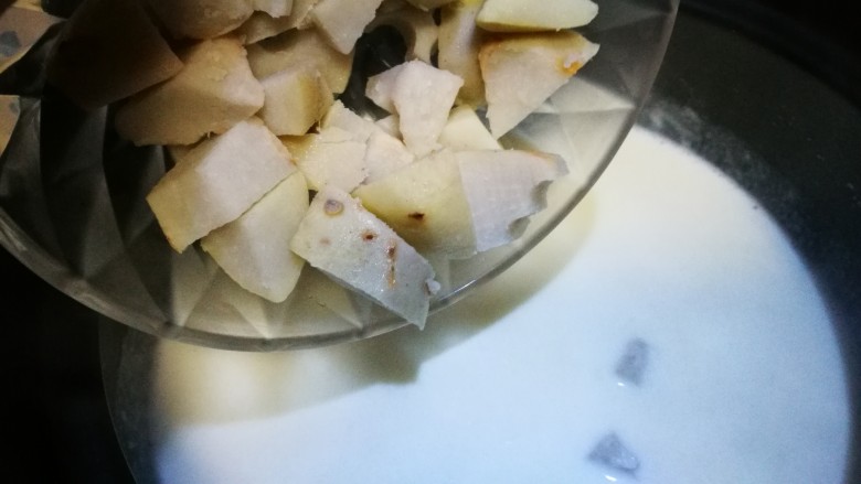 煮个牛奶～摩摩喳喳(牛奶版),加入芋艿丁