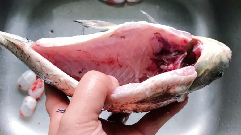 原汁原味火腿蒸鲫鱼,鱼肚子黑色的那层膜一定要弄干净,否则会影响口感