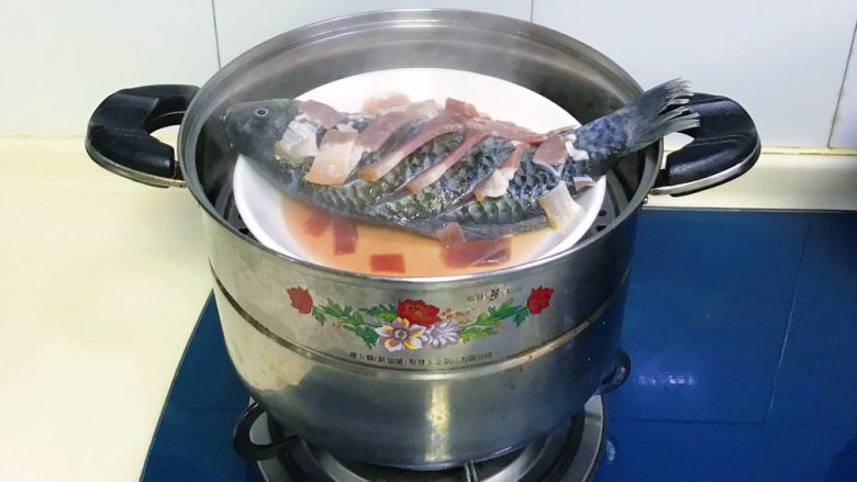 原汁原味火腿蒸鲫鱼,放入鱼盘,大火蒸七、八分钟,焖两分钟