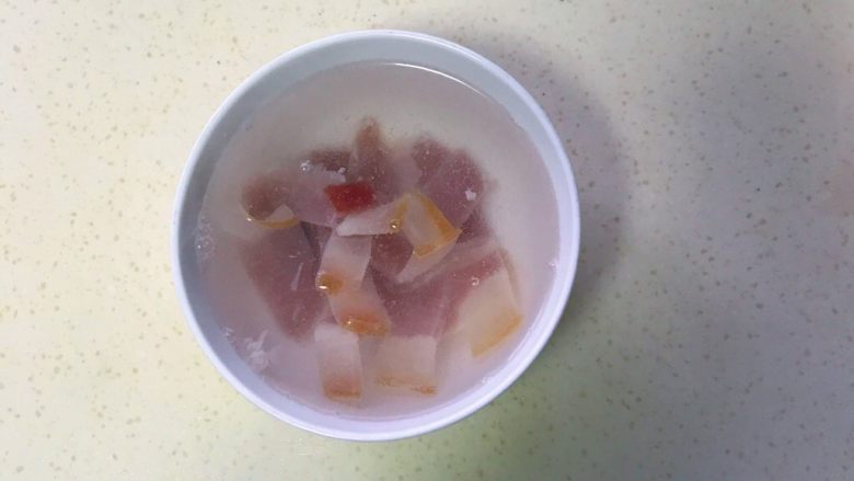 原汁原味火腿蒸鲫鱼,用开水烫一下