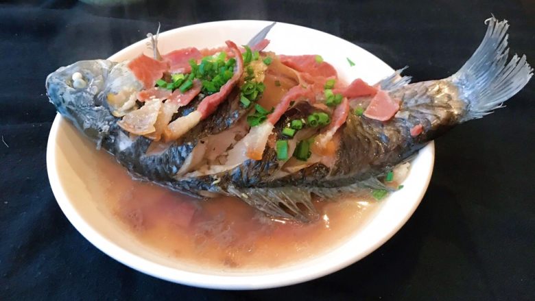 原汁原味火腿蒸鲫鱼,鲫鱼鲜美但很多鱼刺,小心哦……