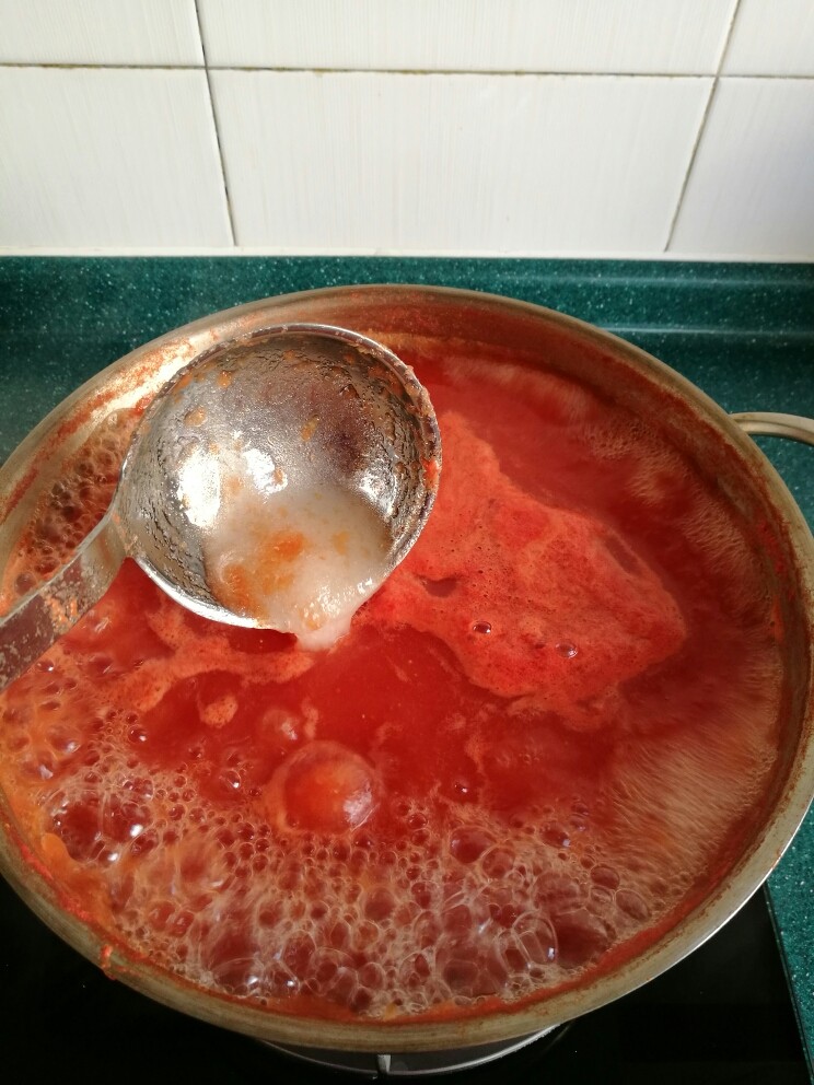 番茄酱的做法,加入<a style='color:red;display:inline-block;' href='/shicai/ 3729'>白糖</a>或者冰糖。糖的量可以自己掌握,喜欢酸的少加点,喜欢甜的多放些。