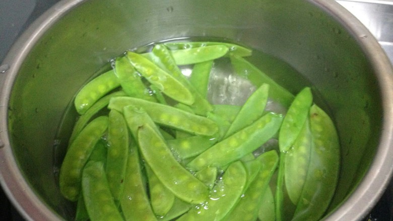 什锦沙拉,锅内加水烧开,加入盐和几滴食用油,倒入荷兰豆焯水至断生后捞出过冷水备用