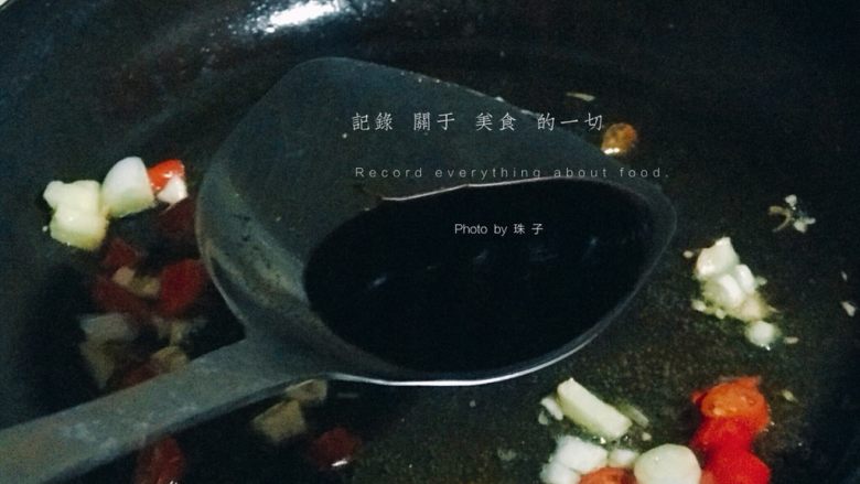 浅湘食光&红烧小黄鱼,加1勺<a style='color:red;display:inline-block;' href='/shicai/ 788'>生抽</a>，适量<a style='color:red;display:inline-block;' href='/shicai/ 762'>老抽</a>，炒香