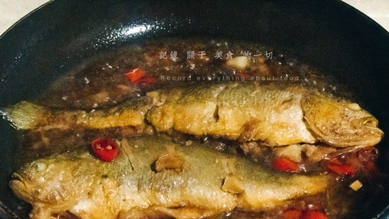 浅湘食光&红烧小黄鱼,放入<a style='color:red;display:inline-block;' href='/shicai/ 394'>黄花鱼</a>,中小火煎一会儿,加适量高汤或水