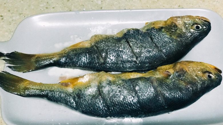 浅湘食光&红烧小黄鱼,鱼身左右各划3-4刀,用适量盐腌制入味