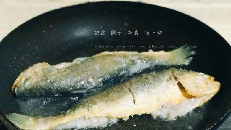 浅湘食光&红烧小黄鱼,炸至两面金黄