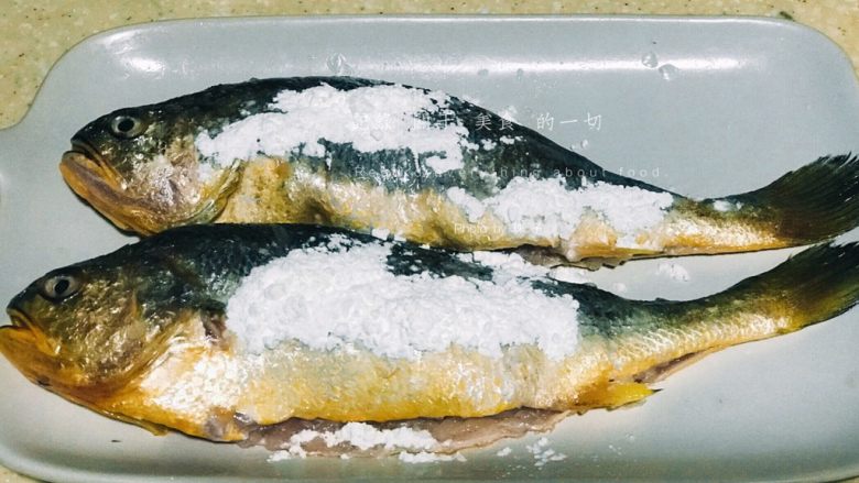 浅湘食光&红烧小黄鱼,鱼搽干水裹淀粉,待用