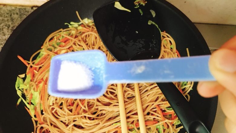 杂蔬炒全麦意大利面,加适量盐进行调味,混合均匀即可