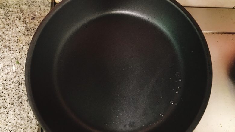 杂蔬炒全麦意大利面,准备平底锅