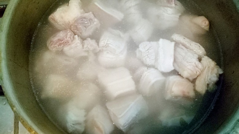 小胖私房红烧肉,锅里加水没过肉,煮至断生。