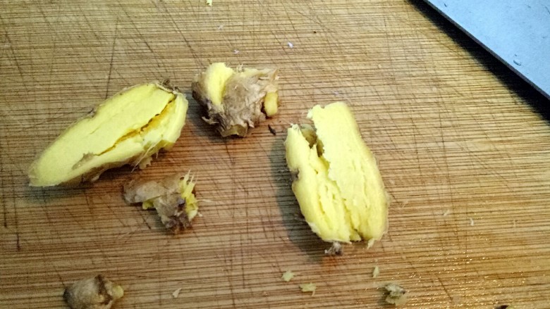 小胖私房红烧肉,简箪小黄姜对半切开,拍拍。