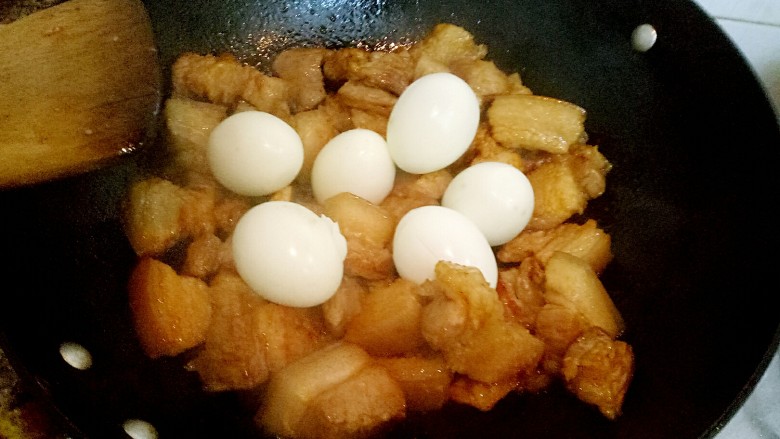 小胖私房红烧肉,上好糖色,放入处理好的鸡蛋