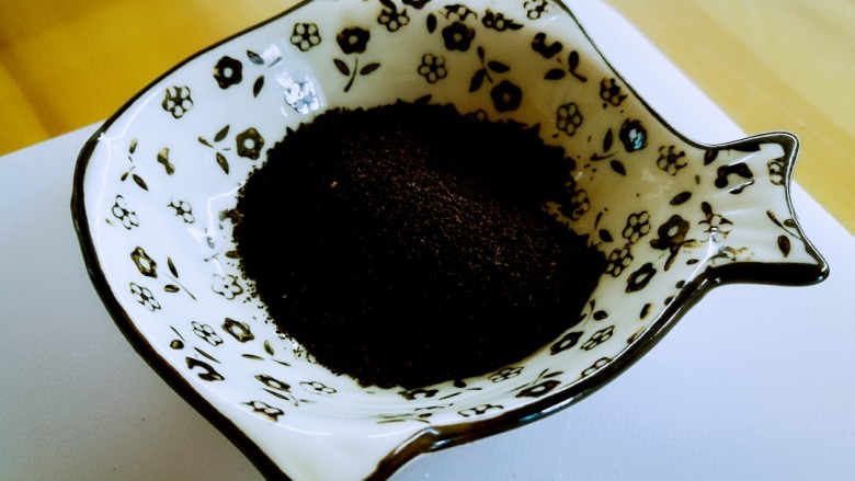 柠檬生姜蜜红茶
预防冬季感冒,准备好红茶。我用的是盆友从斯里兰卡给我带来的红茶末,没有茶末也可以用红茶五克。红茶中富含茶红素、儿茶素,与绿茶一样具有抗氧化的功效,多喝提升免疫力还能消食去脂。