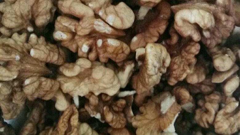 红枣夹核桃,新鲜核桃去壳取核桃仁(小的碎的可以做核桃酥或面包)