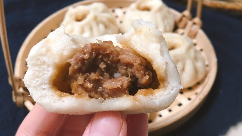 鲜肉包子,出炉的包子很萌,肉馅很大哦,这个大小大人可以两口一个,小朋友可以抓着吃哦