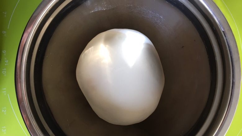 鲜肉包子,做包子皮:面粉内倒入干酵母,一边倒入清水一边用筷子搅拌,搅拌成棉絮状,然后揉成光面团,盖上湿毛巾,温暖处发酵1个小时左右
