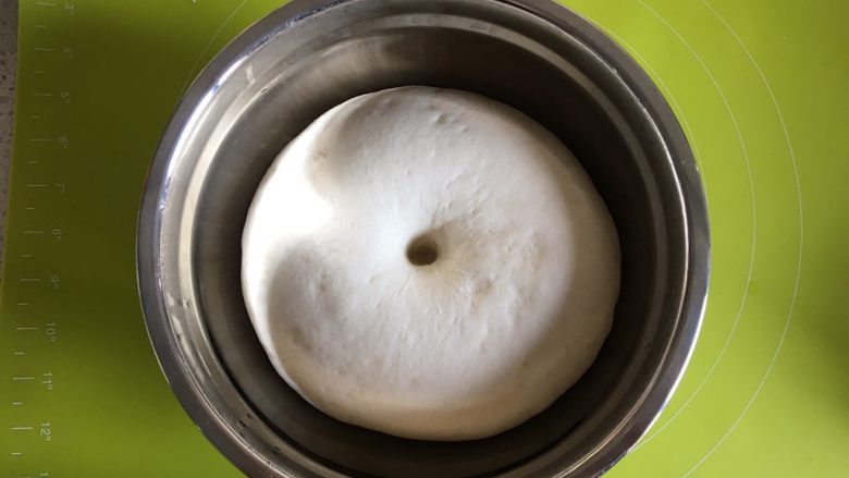 鲜肉包子,发酵好的面团是原来的面团大小的2-2.5倍,用手指蘸面粉戳一下不会回缩即可