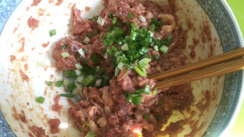 鲜肉包子,最后加入<a style='color:red;display:inline-block;' href='/shicai/ 3232'>香葱</a>段,沿着一个方向顺时针或者逆时针搅拌