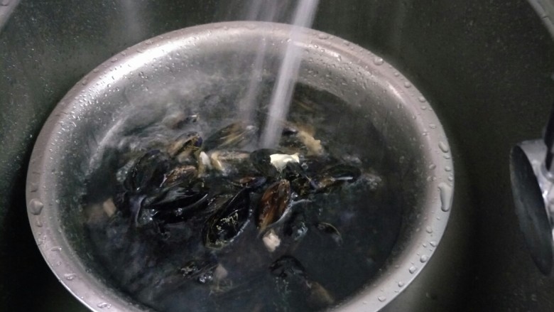 贻贝炒鸡蛋,摘干净的海虹清洗干净,要多清洗几遍。