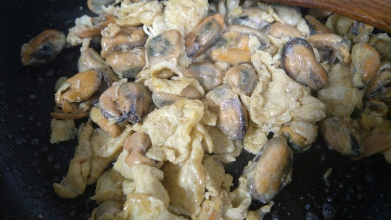 贻贝炒鸡蛋,锅中加油,烧热后倒入鸡蛋和海红肉炒熟捞出备用。