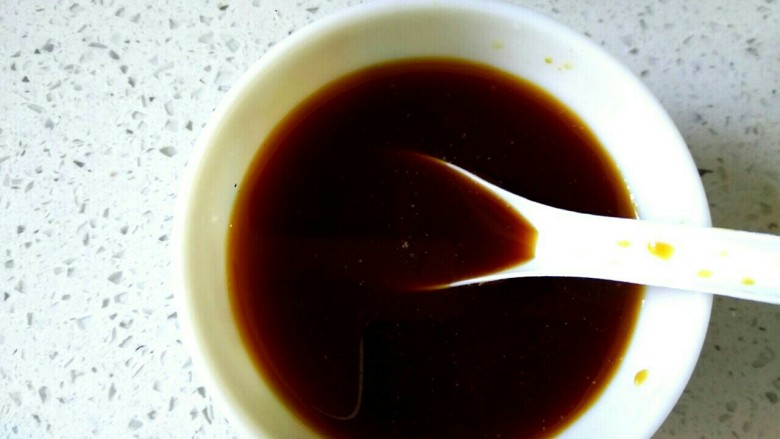 溜带鱼段,小碗中放入两勺生抽,两勺料酒,一勺醋,一勺<a style='color:red;display:inline-block;' href='/shicai/ 10588'>糖</a>,适量盐,两勺淀粉,适量清水,调匀