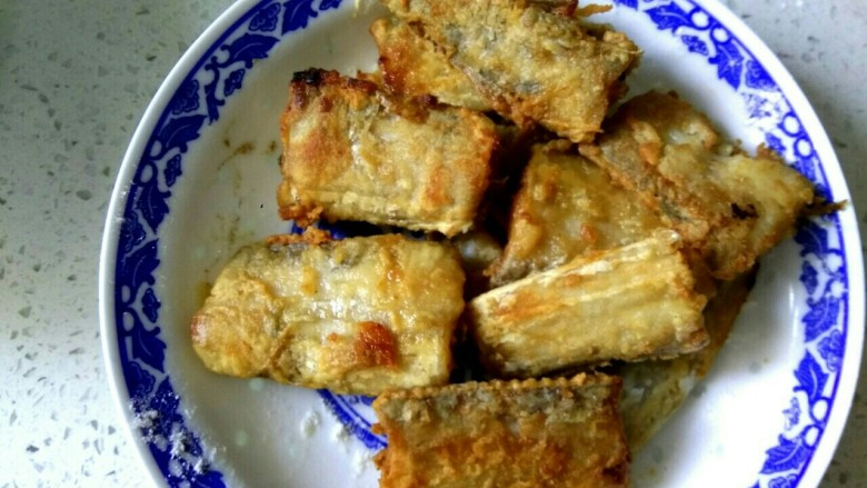 溜带鱼段,两面炸至金黄,捞出控油备用