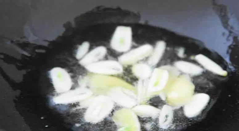 这样做的红烧鸡腿入味又软烂,一口气吃了三个!,热锅冷油,爆香姜蒜