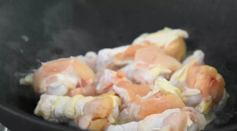 这样做的红烧鸡腿入味又软烂,一口气吃了三个!,.炒出香气后,放入鸡腿,大火炒三五分钟