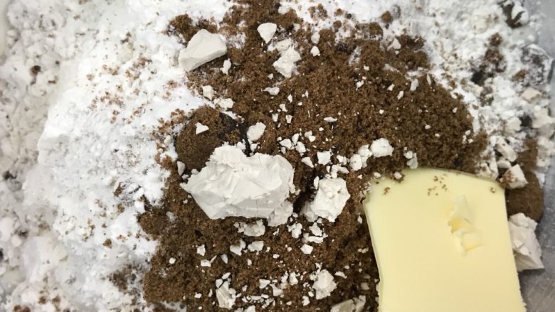 红糖杏仁豆沙餐包,最上面放入软化!!的黄油